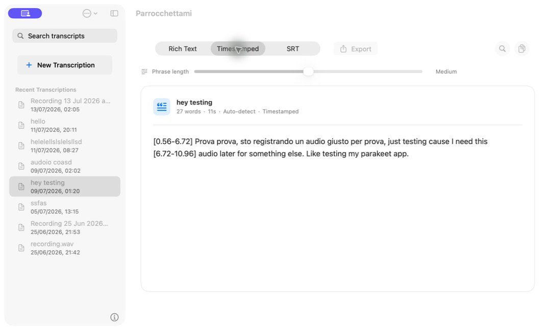 Screenshot dell'app con trascrizione e timestamp.